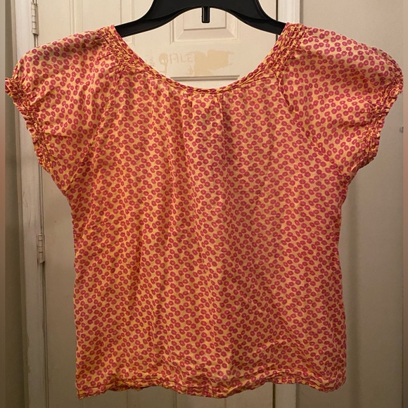 Shirt with short sleves has red ish pink flower print on - Picture 2 of 2